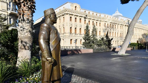 Памятник Гаджи Зейналабдину Тагиеву в Баку, фото из архива - Sputnik Азербайджан