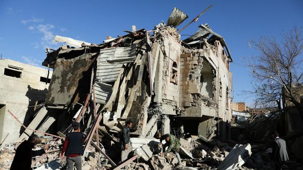 Спасатели убирают обломки на месте авиаударов Саудовской Аравии в Сане , Йемен, 18 января 2022 года - Sputnik Азербайджан
