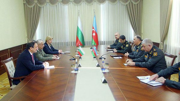 Начальник Генерального штаба азербайджанской армии Керим Велиев встретился с делегацией, возглавляемой начальником Военной академии имени Раковского Республики Болгария Груди Ангеловым - Sputnik Азербайджан