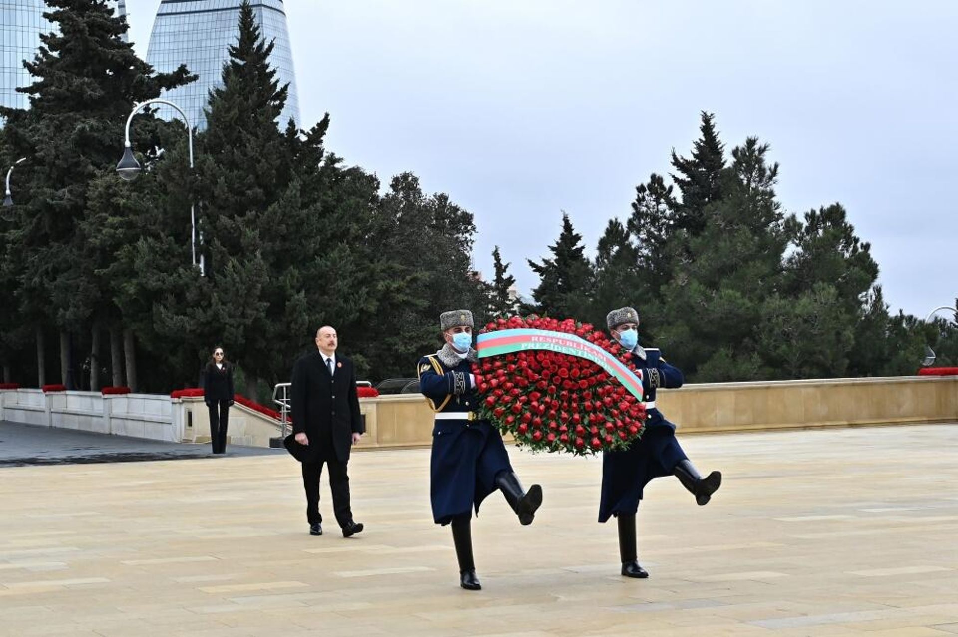 Prezident İlham Əliyev və birinci xanım Mehriban Əliyeva 20 Yanvar faciəsinin 32-ci ildönümü ilə əlaqədar Şəhidlər xiyabanını ziyarət ediblər - Sputnik Азербайджан, 1920, 20.01.2022