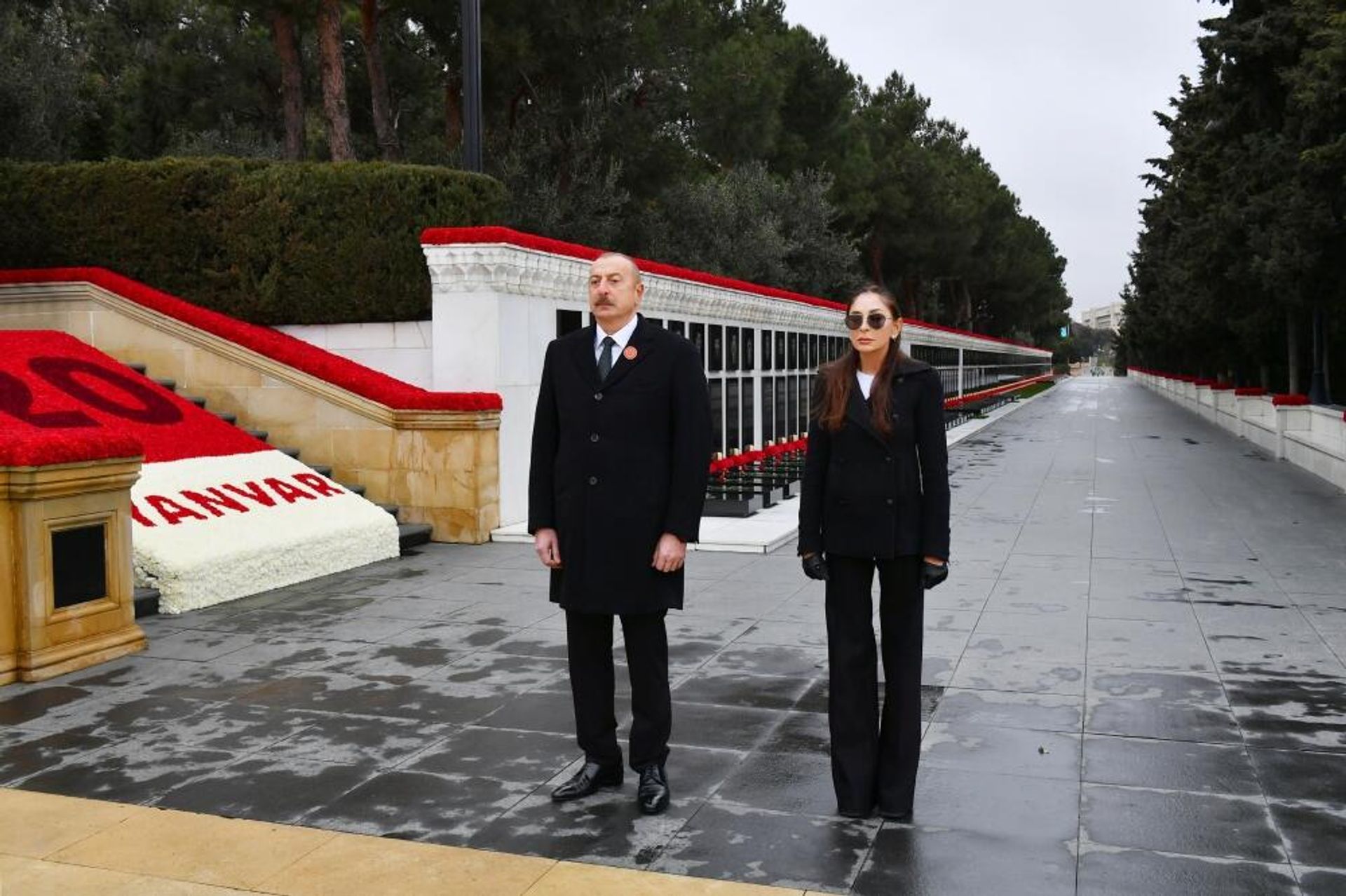 Prezident İlham Əliyev və birinci xanım Mehriban Əliyeva 20 Yanvar faciəsinin 32-ci ildönümü ilə əlaqədar Şəhidlər xiyabanını ziyarət ediblər - Sputnik Азербайджан, 1920, 20.01.2022