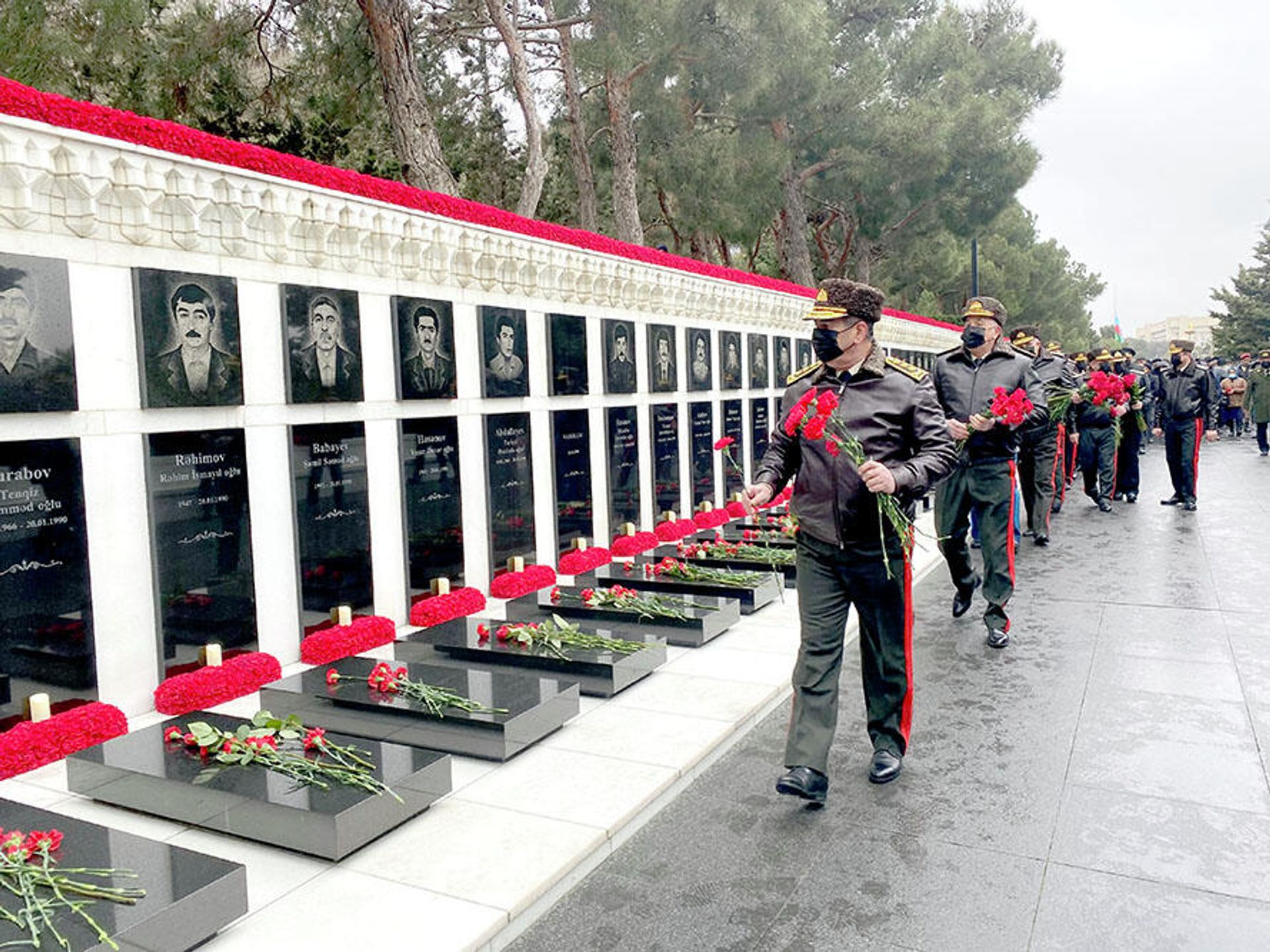 Azərbaycan Respublikasının müdafiə naziri general-polkovnik Zakir Həsənov 20 Yanvar - Ümumxalq Hüzn Günü ilə əlaqədar Şəhidlər xiyabanını ziyarət edib - Sputnik Азербайджан, 1920, 20.01.2022