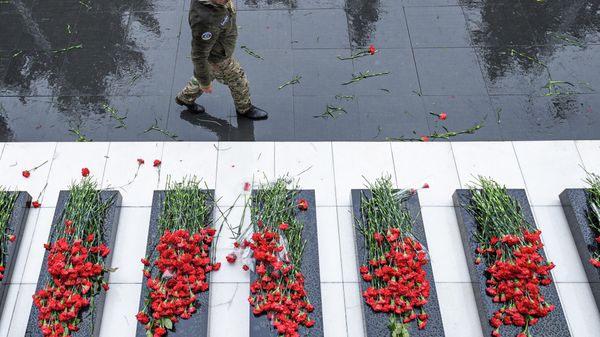 День всенародной скорби в связи с 20 Января на Аллее Шехидов , 20 января 2022 год - Sputnik Азербайджан