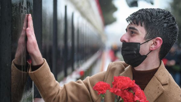День всенародной скорби в связи с 20 Января на Аллее Шехидов , 20 января 2022 год - Sputnik Азербайджан