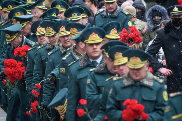 В 32-ю годовщину трагических событий рядовые граждане, должностные лица, руководство и сотрудники государственных ведомств и учреждений поминают шехидов 20 Января. - Sputnik Азербайджан