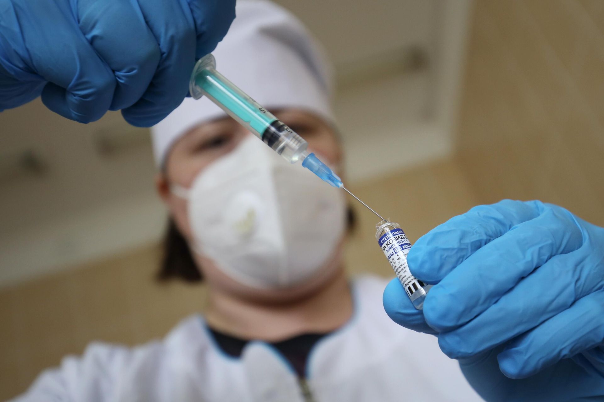 Введение обязательной вакцинации пожилых от Covid-19 в части регионов России - Sputnik Азербайджан, 1920, 24.12.2023