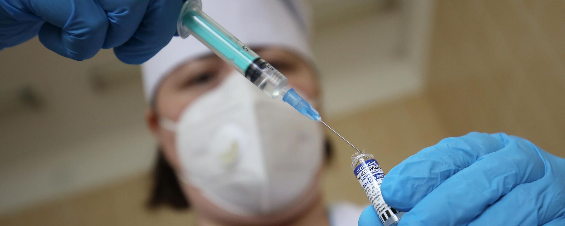 Введение обязательной вакцинации пожилых от Covid-19 в части регионов России - Sputnik Азербайджан, 1920, 17.02.2025