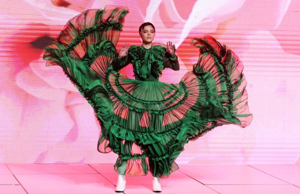 Модель представляет коллекцию «Remembranzas y Colores» дизайнера Карлоса Пинеды на выставке Intermoda в Гвадалахаре, Мексика. - Sputnik Азербайджан