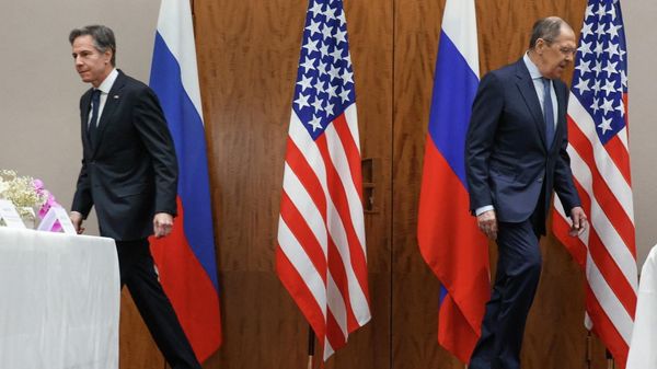 Министр иностранных дел РФ Сергей Лавров (справа) и государственный секретарь США Энтони Блинкен во время встречи в Женеве - Sputnik Азербайджан
