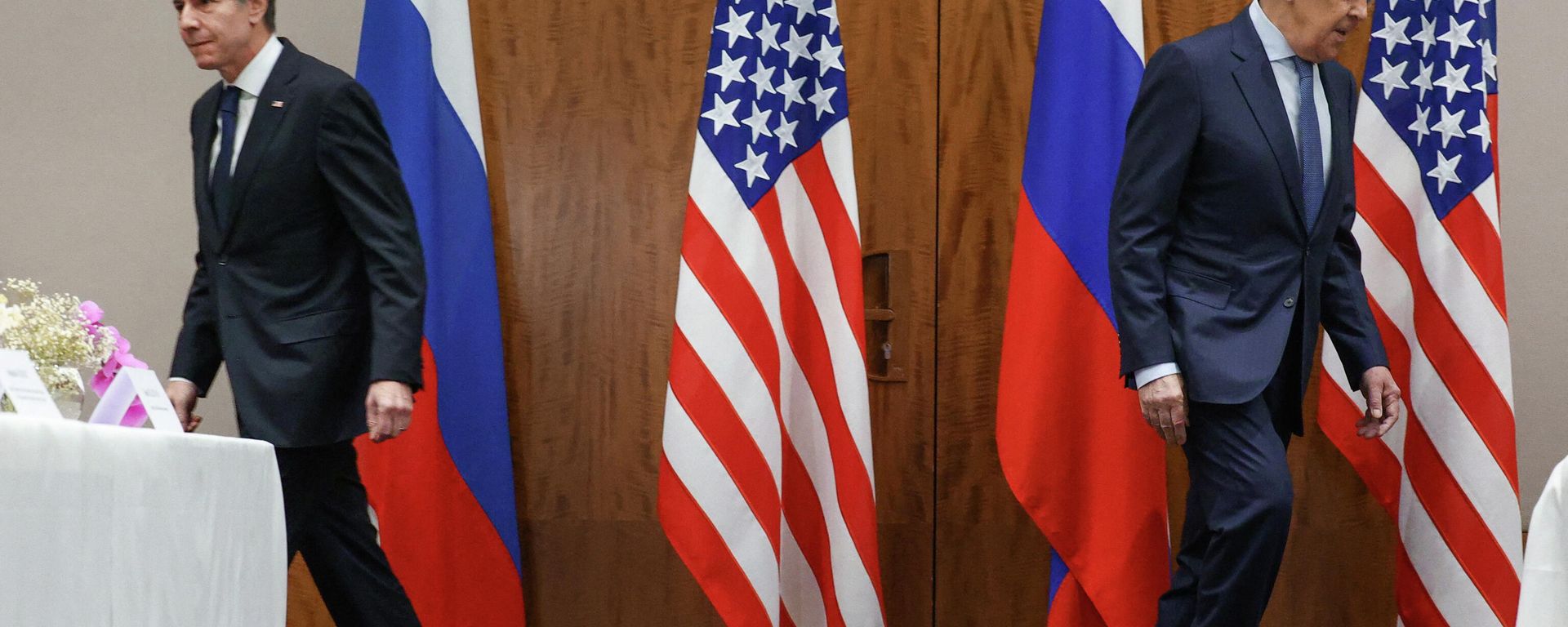 Министр иностранных дел РФ Сергей Лавров (справа) и государственный секретарь США Энтони Блинкен во время встречи в Женеве - Sputnik Азербайджан, 1920, 27.01.2022