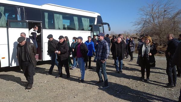 Отметим, что пока жители Агдамского района смогут посетить освобожденные территории только один раз. Члены семей шехидов могут поехать по новому маршруту безвозмездно. - Sputnik Азербайджан