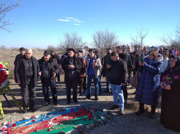 Они посетили разрушенную армянами могилу Хуршудбану Натаван и другие подвергнутые вандализму памятники истории. - Sputnik Азербайджан
