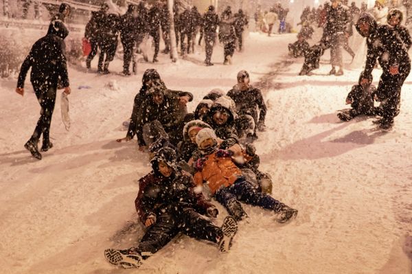 А детям снег был в радость. Они катались по снегу, кувыркались и смеялись. - Sputnik Азербайджан