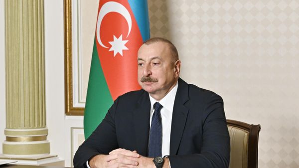 Президент Азербайджана Ильхам Алиев во время встречи в видеоформате с делегацией во главе с министром дорог и градостроительства Ирана, сопредседателем Азербайджано-иранской межправительственной совместной комиссии по экономическому сотрудничеству Ростамом Гасеми - Sputnik Азербайджан