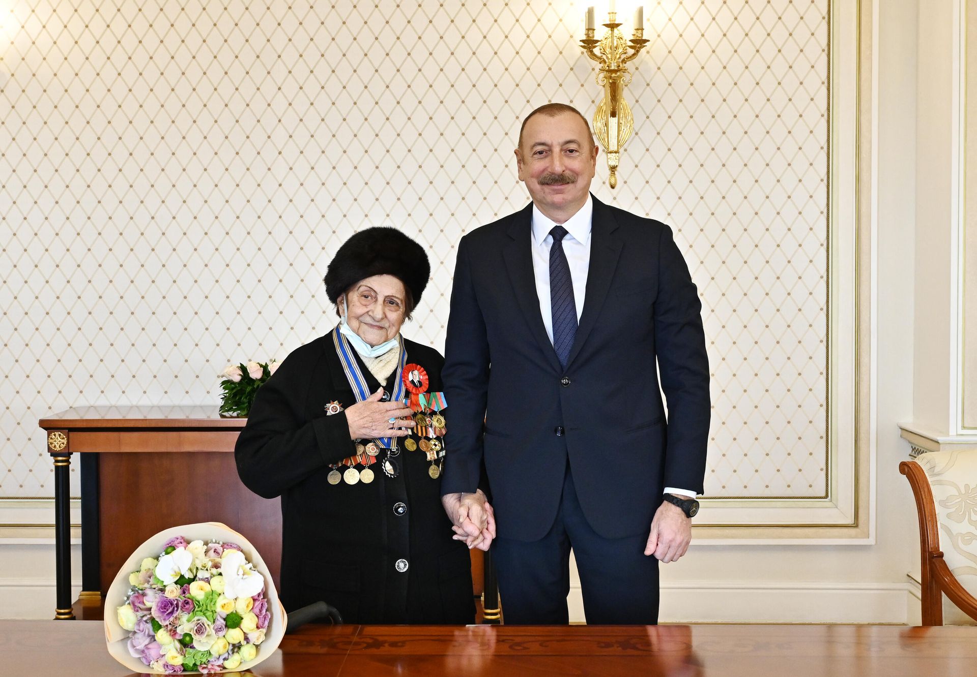 Prezident İlham Əliyev Müharibə, Əmək və Silahlı Qüvvələr Veteranları Təşkilatının sədri Fatma Səttarovaya “İstiqlal” ordenini təqdim edib - Sputnik Азербайджан, 1920, 25.01.2022