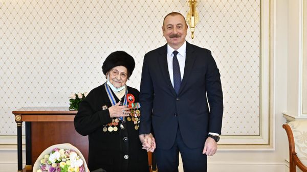 Президент Азербайджана Ильхам Алиев вручил столетнему ветерану Второй мировой войны Фатме Саттаровой орден Истиглал - Sputnik Азербайджан