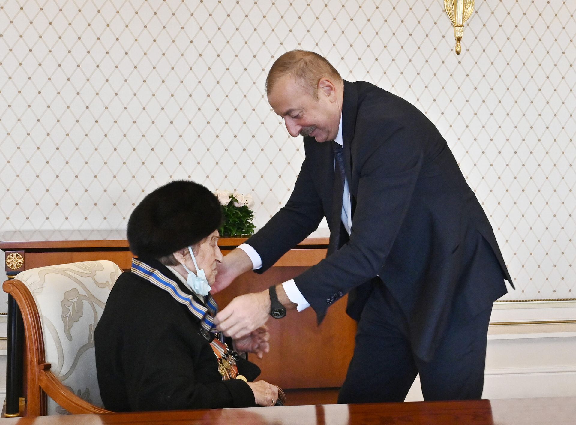 Prezident İlham Əliyev Müharibə, Əmək və Silahlı Qüvvələr Veteranları Təşkilatının sədri Fatma Səttarovaya “İstiqlal” ordenini təqdim edib - Sputnik Азербайджан, 1920, 25.01.2022