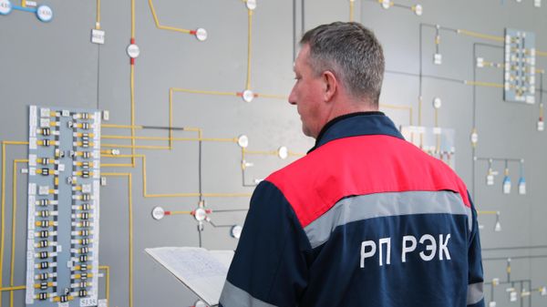 Сотрудник диспетчерской РП Региональной энергопоставляющей компании в Петровском районе Донецка - Sputnik Азербайджан