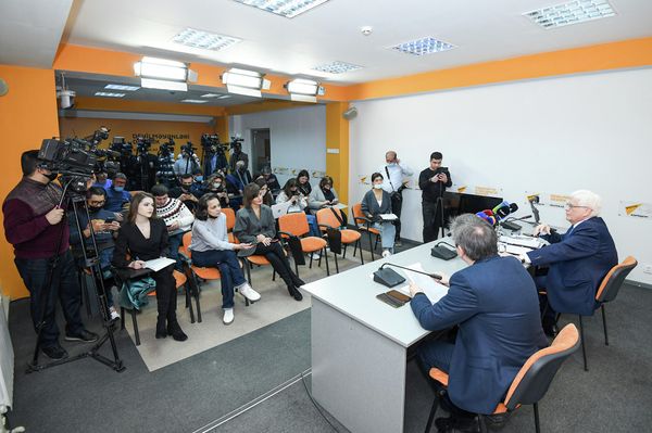 По словам Михаила Бочарникова, платформа "3+3" может заняться мерами повышения доверия, взаимодействием в торгово-экономической, транспортной, культурно-гуманитарных областях, противодействию общим вызовам и угрозам - Sputnik Азербайджан