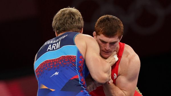 Справа налево: российский спортсмен, член сборной России (команда ОКР) Муса Евлоев и спортсмен сборной Армении Артур Алексанян - Sputnik Азербайджан