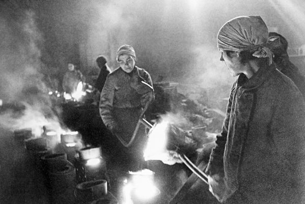 Сначала в городе было достаточно продуктов и топлива, но в результате авиаударов сгорели стратегические Бадаевские склады. - Sputnik Азербайджан