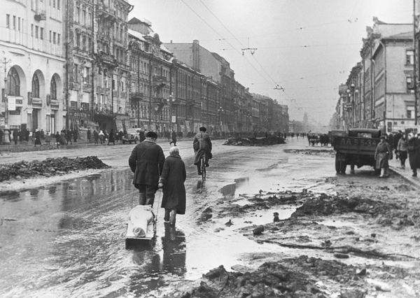 Умершего от голода ленинградца родственники везут хоронить на кладбище - Sputnik Азербайджан