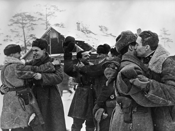 Встреча бойцов Ленинградского и Волховского фронтов 18 января 1943 года. В январе 1943-го советские войска пробили брешь в обороне немцев, частично деблокировав город. Полностью освободить Ленинград удалось лишь 27 января 1944 года.  - Sputnik Азербайджан