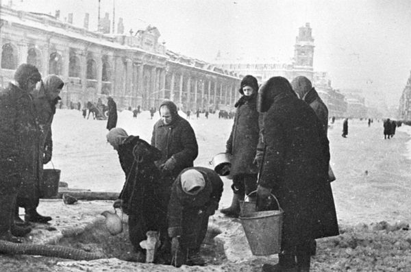Наступление на город началось в июле 1941 года, а восьмого сентября кольцо вермахта вокруг Ленинграда сомкнулось. - Sputnik Азербайджан