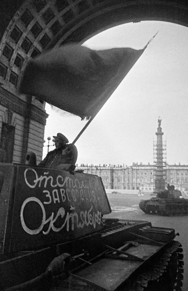 Оборона Ленинграда. Колонна танков старшего лейтенанта Ильи Строгонова проходит по улице Урицкого на фронт, октябрь 1942 год. - Sputnik Азербайджан
