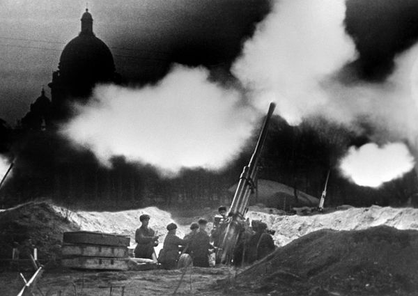 Блокадный Ленинград. Батарея зенитных орудий у Исаакиевского собора ведет огонь, отражая ночной налет немецкой авиации. - Sputnik Азербайджан