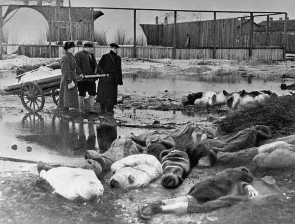 Мужчины хоронят умерших в Ленинграде. Всего, по разным данным, за годы блокады в городе скончались от 600 тысяч до 1,5 миллиона человек. - Sputnik Азербайджан