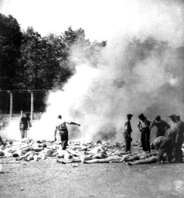 Август 1944 года. Члены зондеркоманды сжигают тела убитых газом заключенных Освенцима. Фотография сделана членом зондеркоманды евреем из Греции Альберто «Алексом» Эррерой через двери крематория. Всего было сделано 4 снимка. - Sputnik Азербайджан