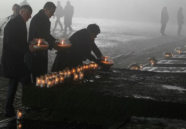 У памятника жертвам в бывшем нацистском немецком концлагере Аушвиц II (Биркенау). По ранним послевоенным оценкам, для использования рабского труда, изоляции, наказания и уничтожения евреев и других групп населения, считавшихся «неполноценными», нацисты создали около 7 000 лагерей и гетто. - Sputnik Азербайджан