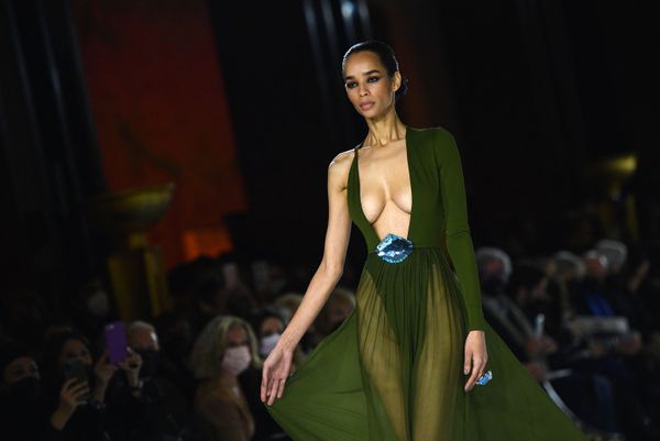 Модель в платье дизайнера одежды Stephane Rolland сезона весна-лето 2022 на показе высокой моды в Париже. - Sputnik Азербайджан