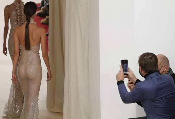 Показ коллекции французского модельера Алексиса Мабиля Haute Couture Весна-Лето 2022 в Париже. - Sputnik Азербайджан