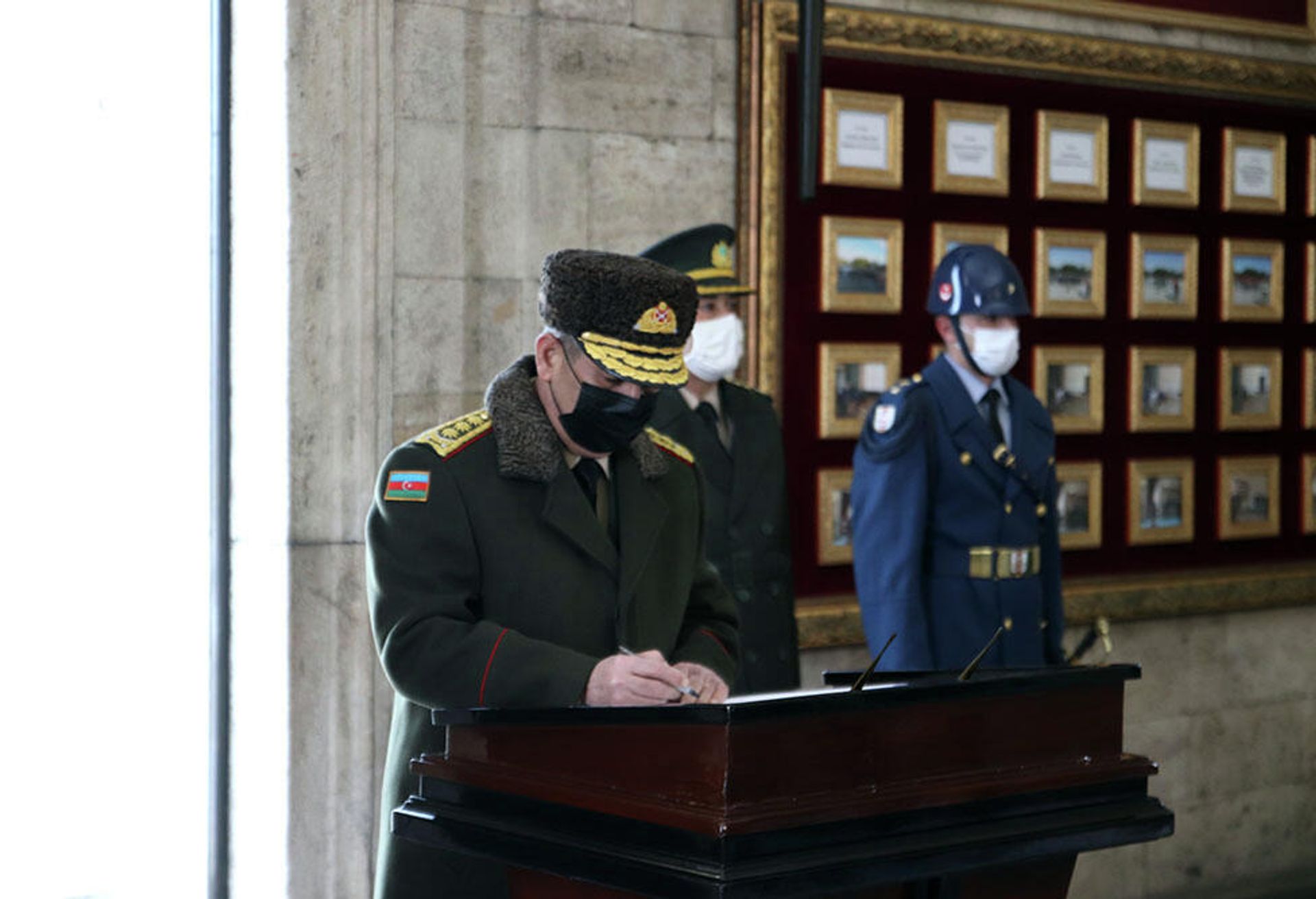 Müdafiə naziri general-polkovnik Zakir Həsənov fevralın 1-də Türkiyə Respublikasının banisi Mustafa Kamal Atatürkün mavzoleyini - Anıtqəbiri ziyarət edib - Sputnik Азербайджан, 1920, 01.02.2022
