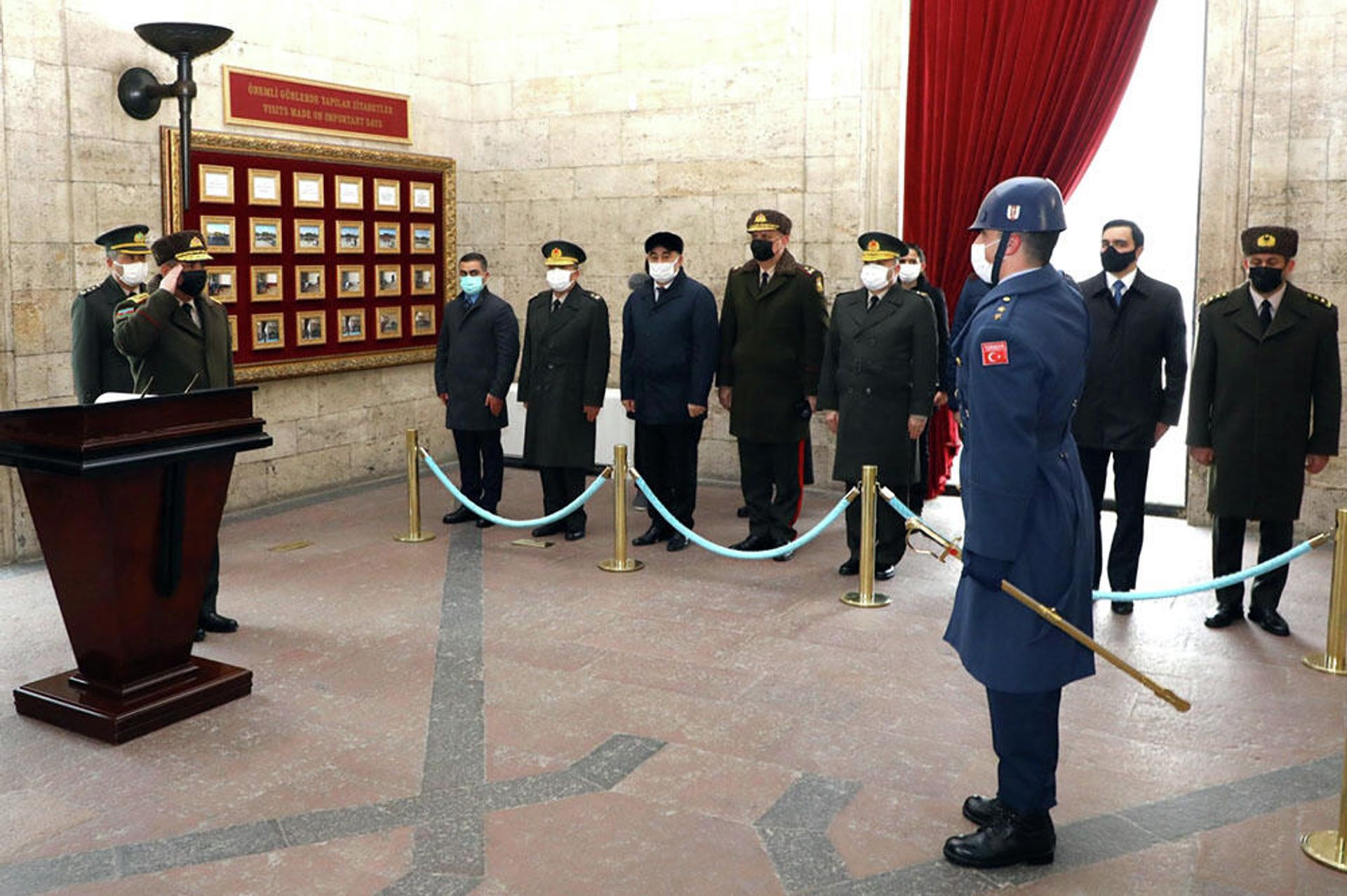 Müdafiə naziri general-polkovnik Zakir Həsənov fevralın 1-də Türkiyə Respublikasının banisi Mustafa Kamal Atatürkün mavzoleyini - Anıtqəbiri ziyarət edib - Sputnik Азербайджан, 1920, 01.02.2022