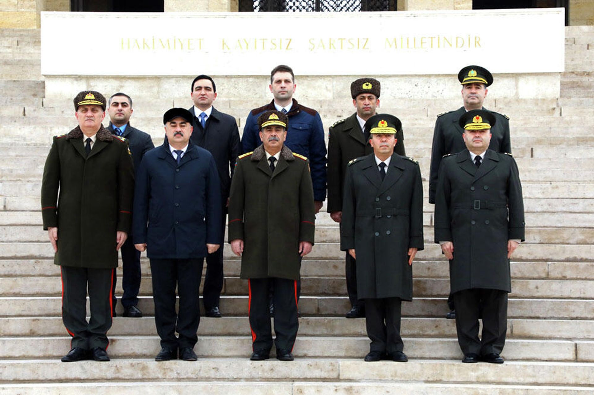 Müdafiə naziri general-polkovnik Zakir Həsənov fevralın 1-də Türkiyə Respublikasının banisi Mustafa Kamal Atatürkün mavzoleyini - Anıtqəbiri ziyarət edib - Sputnik Азербайджан, 1920, 01.02.2022