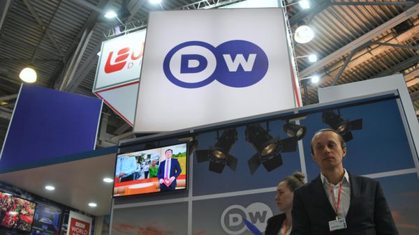 Стенд телеканала DW (Deutsche Welle) на 21-й международной выставке CSTB Telecom&Media 2019 в выставочном центре Крокус Экспо в Москве - Sputnik Азербайджан