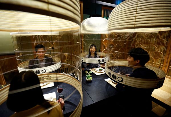 Персонал отеля демонстрирует Lantern Dining Experience, защищающий посетителей от COVID-19 в Hoshinoya Tokyo в Токио. - Sputnik Азербайджан
