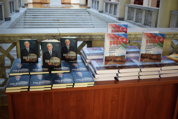 Презентация книг &quot;Шуша – культурная столица Азербайджана. Библиография&quot; и &quot;Хан Шушинский. Библиография&quot; - Sputnik Азербайджан