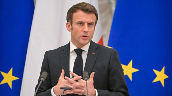Президент Франции Эммануэль Макрон на пресс-конференции по итогам переговоров с президентом РФ Владимиром Путиным в Кремле - Sputnik Азербайджан
