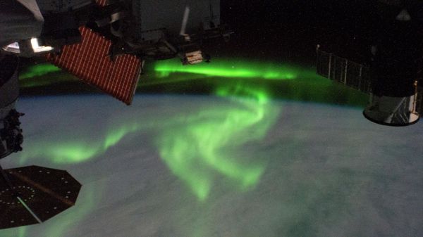 Южное сияние (Aurora Australis) вблизи самой южной точки орбитального пути Международной космической станции над Индийским океаном 10 апреля 2020 года - Sputnik Азербайджан