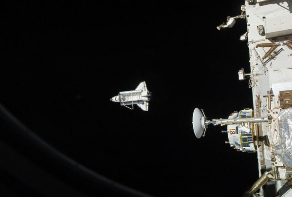 Космический шаттл «Discovery» виден с Международной космической станции, 7 марта 2011 года - Sputnik Азербайджан