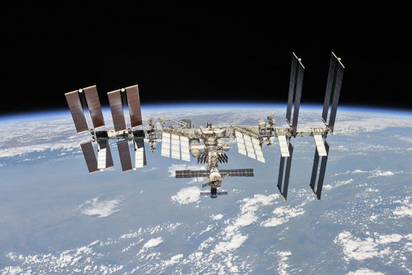 Международная космическая станция, сфотографированная членами экипажа 56-й экспедиции с космического корабля «Союз», 4 октября 2018 года - Sputnik Азербайджан
