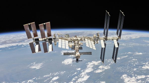 Международная космическая станция, сфотографированная членами экипажа 56-й экспедиции с космического корабля «Союз», 4 октября 2018 года - Sputnik Азербайджан