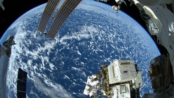 Астронавт НАСА Рид Уайзман во время третьего выхода в открытый космос с Международной космической станции, 8 октября 2014 года - Sputnik Азербайджан