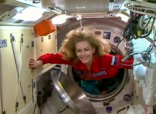 Актриса Юлия Пересильд входит на Международную космическую станцию, 5 октября 2021 года. - Sputnik Азербайджан