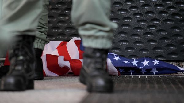 Сотрудник полиции стоит около флага, США  - Sputnik Азербайджан