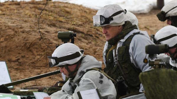 Офицеры на наблюдательном пункте во время совместных военных учений Россия-Белоруссия на полигоне Мулино в Нижегородской области. - Sputnik Азербайджан
